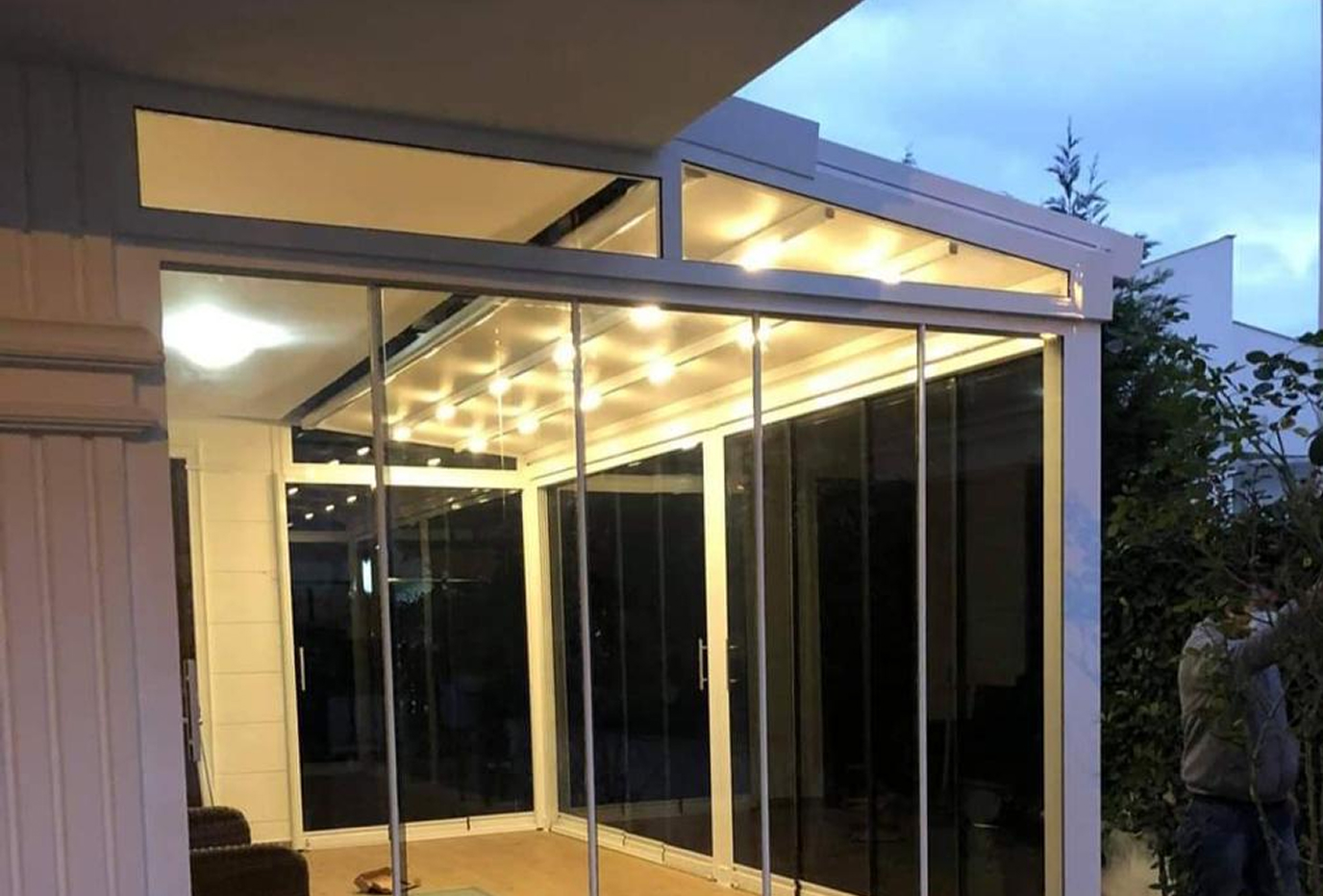 Cobertura premium protegendo área de lazer da chuva
